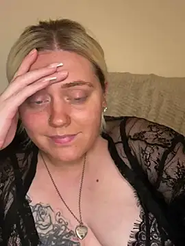 Blondiee3088 online show from January 21, 2025, 3:54 pm