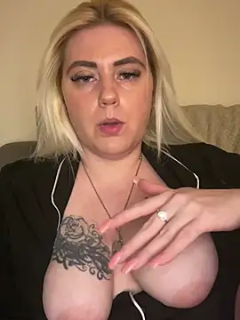 Blondiee3088 online show from March 5, 2025, 7:49 pm