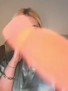 Blondiee3088 online show from March 5, 2025, 12:44 pm