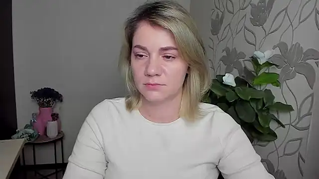 Snapshot of MariaSttone chatting on October 24, 2025, 11:48 pm MariaSttone online show from October 24, 2025, 11:48 pm