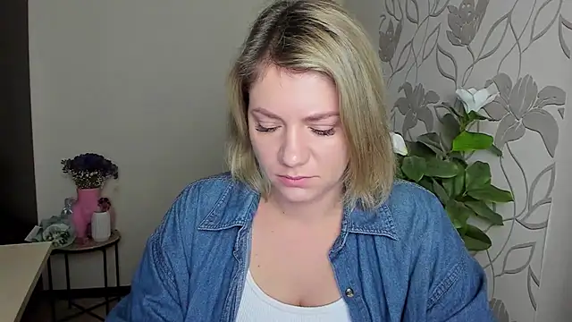 Snapshot of MariaSttone chatting on October 8, 2025, 10:17 am MariaSttone online show from October 8, 2025, 10:17 am