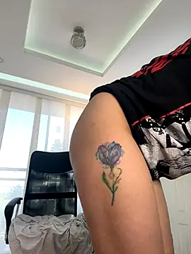 nicollefiorett online show from December 3, 2025, 9:25 pm