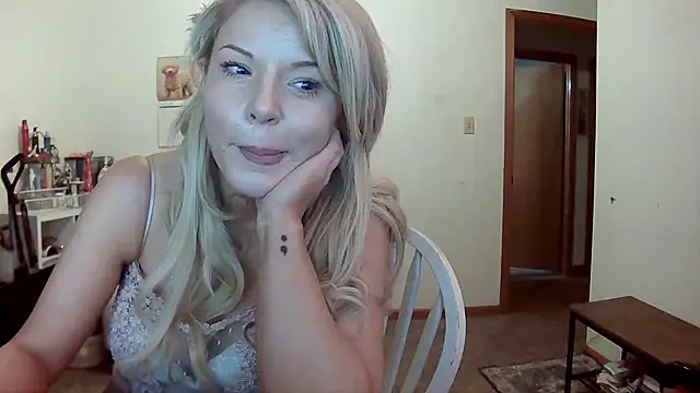 Snapshot of EllaSnow chatting on February 3, 2025, 8:24 am EllaSnow online show from February 3, 2025, 8:24 am