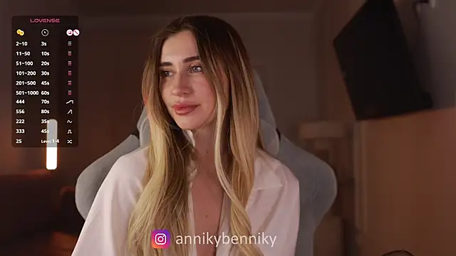 Coconutkittyy online show from March 4, 2025, 8:49 pm