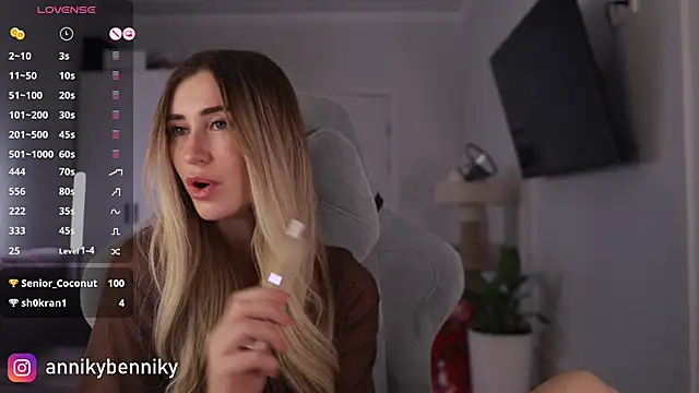 Coconutkittyy online show from December 24, 2024, 5:13 pm