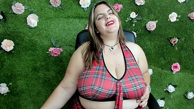 Huge Titties  online show from September 19, 2025, 7:07 pm