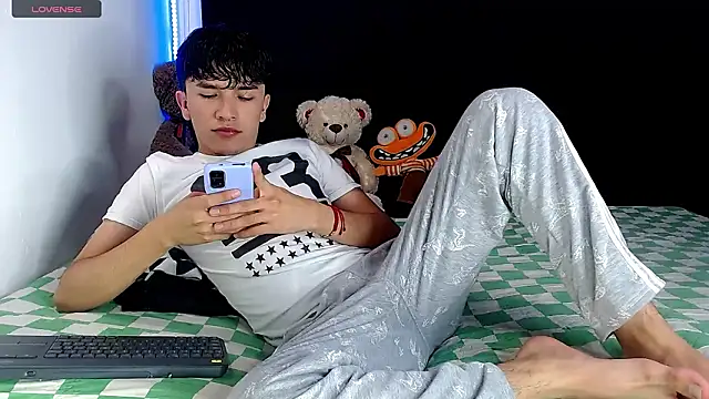 Snapshot of benji_hoter chatting on February 2, 2026, 11:04 pm benji hoter online show from February 2, 2026, 11:04 pm