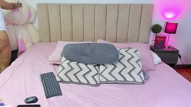 Snapshot of HannaRousse_ chatting on October 24, 2025, 8:08 pm HannaRousse online show from October 24, 2025, 8:08 pm