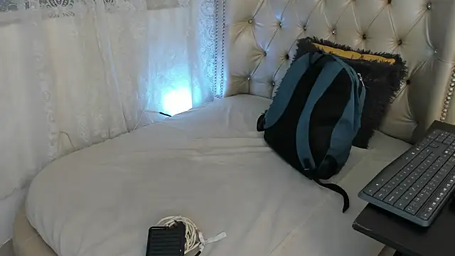 Snapshot of AlexaFoxy18 chatting on September 19, 2025, 7:01 am AlexaFoxy18 online show from September 19, 2025, 7:01 am