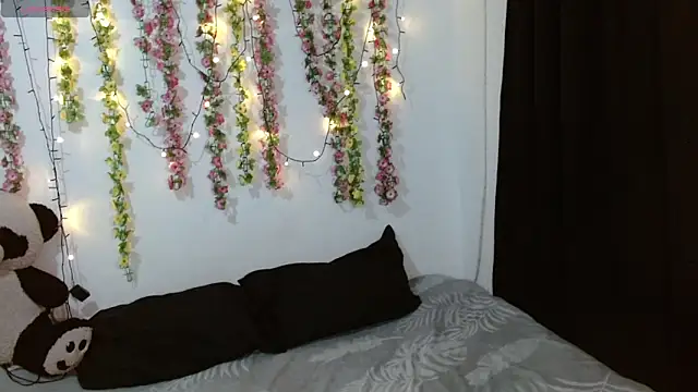 Snapshot of Shenna_brunette_ chatting on October 4, 2025, 9:05 pm Shenna brunette online show from October 4, 2025, 9:05 pm