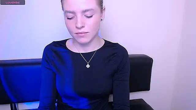 MissOliviaa  online show from October 28, 2025, 1:54 pm