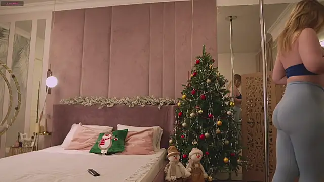 Snapshot of Smiley_Mia chatting on December 4, 2025, 5:06 am Smiley Mia online show from December 4, 2025, 5:06 am