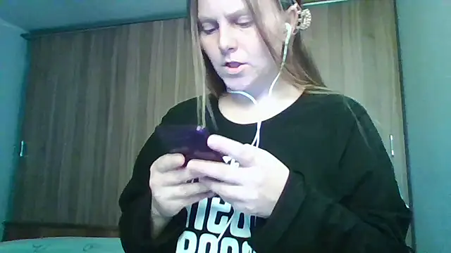 Evasapples online show from April 1, 2026, 8:50 pm