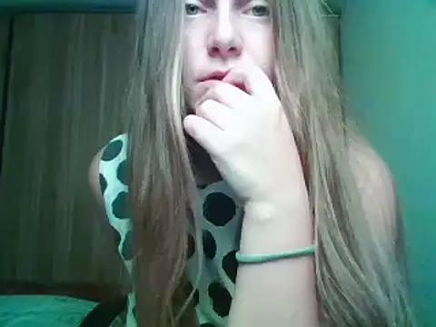 Evasapples online show from October 26, 2025, 8:37 am