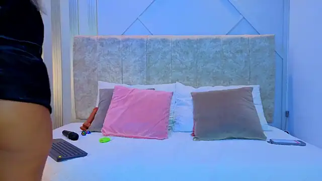 Tayra Pradit online show from February 24, 2026, 7:26 pm