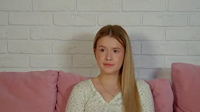 MilanaBalmain online show from April 15, 2026, 4:22 pm