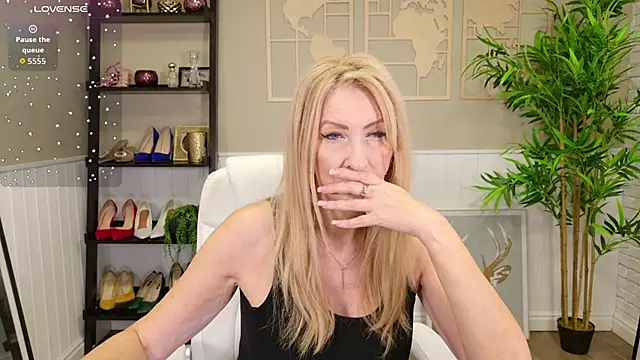 Snapshot of LadyLeea chatting on November 7, 2025, 5:23 am LadyLeea online show from November 7, 2025, 5:23 am