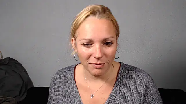 Snapshot of Doucelouve9 chatting on November 22, 2025, 5:23 pm Doucelouve9 online show from November 22, 2025, 5:23 pm