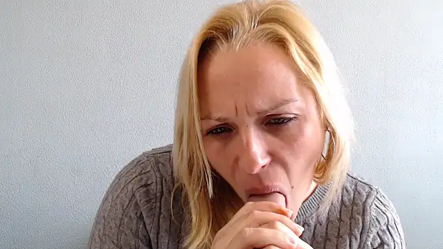 Doucelouve9 online show from February 14, 2026, 2:06 pm