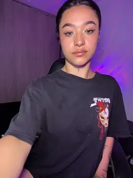 Crystal Dluna online show from November 14, 2025, 5:38 pm