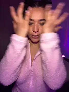 Crystal Dluna online show from November 13, 2025, 5:50 pm