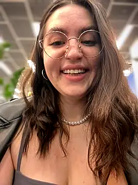 Snapshot of meow_girl chatting on December 3, 2025, 7:30 am meow girl online show from December 3, 2025, 7:30 am