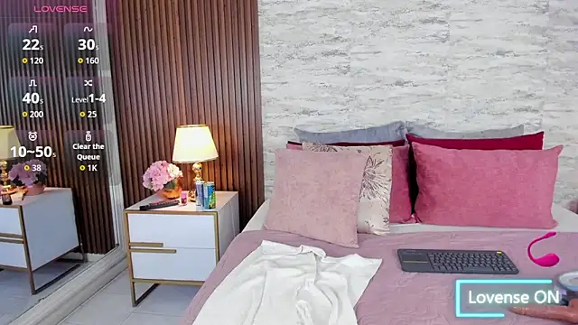 MadisonHunter2024 online show from December 13, 2025, 8:04 pm