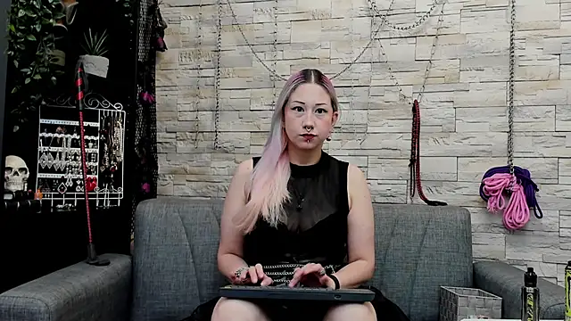 Snapshot of CruelMistress chatting on June 11, 2026, 12:23 am CruelMistress online show from June 11, 2026, 12:23 am