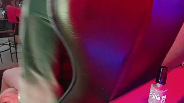 Snapshot of DirtyDi97 chatting on December 17, 2025, 2:55 pm DirtyDi97 online show from December 17, 2025, 2:55 pm