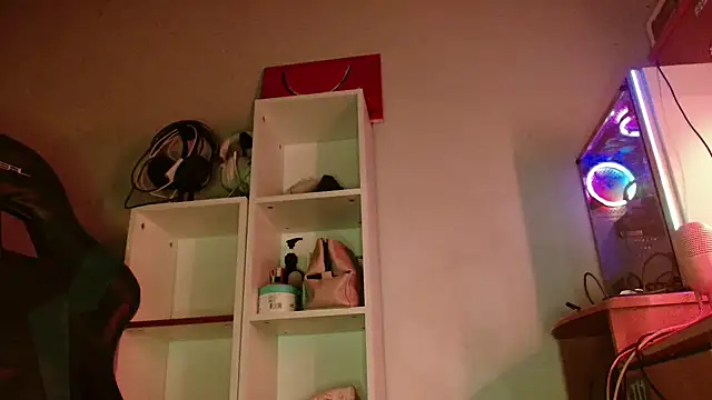 Snapshot of DirtyDi97 chatting on December 17, 2025, 2:49 am DirtyDi97 online show from December 17, 2025, 2:49 am