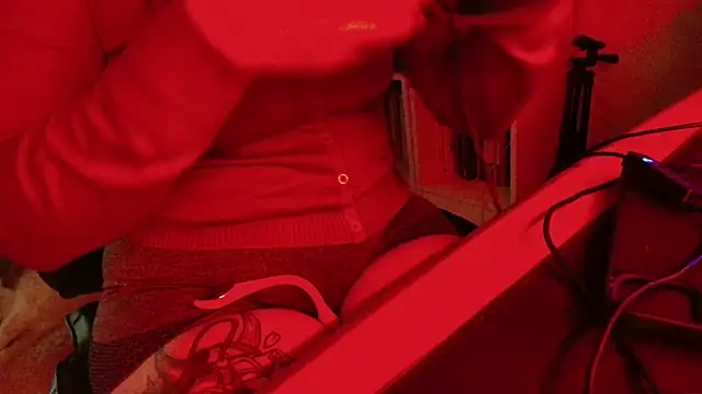 Snapshot of DirtyDi97 chatting on November 20, 2025, 2:07 pm DirtyDi97 online show from November 20, 2025, 2:07 pm