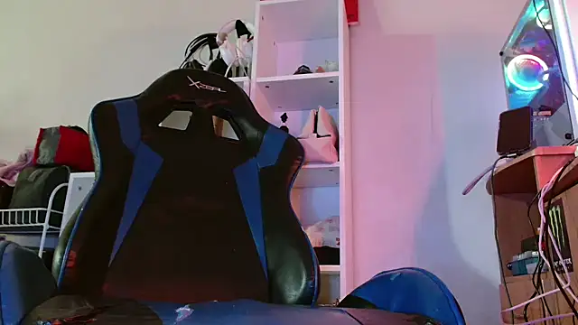 Snapshot of DirtyDi97 chatting on December 3, 2025, 4:17 pm DirtyDi97 online show from December 3, 2025, 4:17 pm