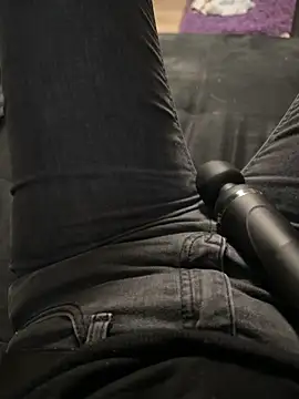 Snapshot of Ana-05 chatting on December 1, 2025, 12:06 pm Ana-05 online show from December 1, 2025, 12:06 pm