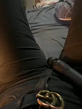 Snapshot of Ana-05 chatting on March 3, 2025, 5:20 pm Ana-05 online show from March 3, 2025, 5:20 pm