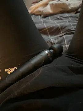 Snapshot of Ana-05 chatting on December 10, 2024, 7:32 pm Ana-05 online show from December 10, 2024, 7:32 pm