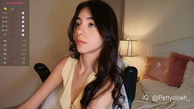 Snapshot of PettyCloeh chatting on November 1, 2025, 9:19 pm PettyCloeh online show from November 1, 2025, 9:19 pm