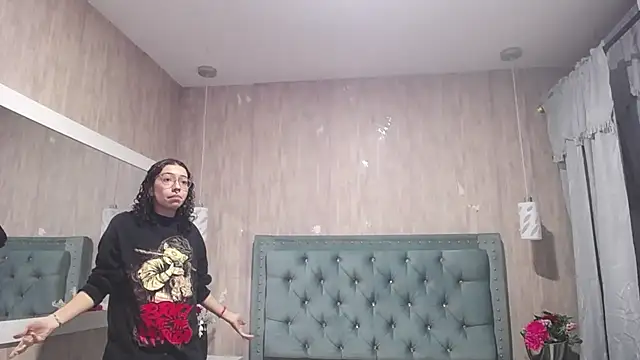 Roxy Lux online show from March 12, 2025, 1:19 pm