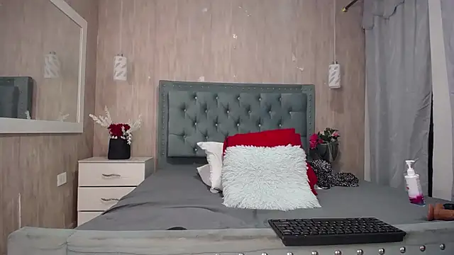 Roxy Lux online show from March 14, 2025, 2:52 pm