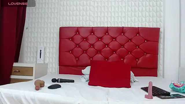 Roxy Lux online show from February 8, 2025, 7:05 pm