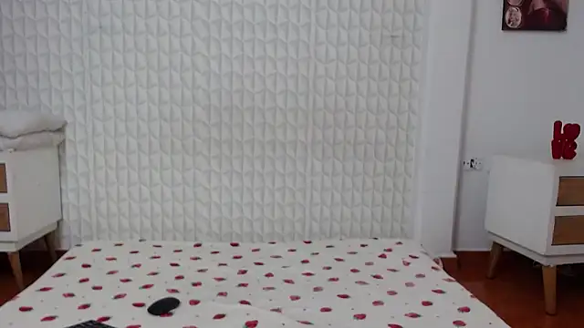 Roxy Lux online show from February 12, 2025, 1:27 pm