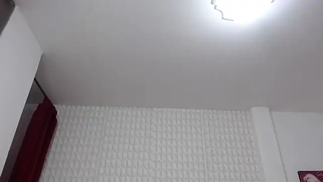 Roxy Lux online show from March 5, 2025, 2:01 pm