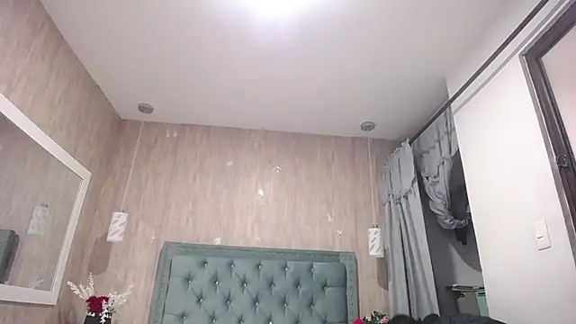 Roxy Lux online show from March 13, 2025, 1:29 pm