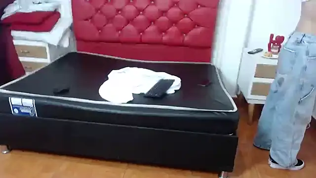 Roxy Lux online show from March 3, 2025, 1:23 pm