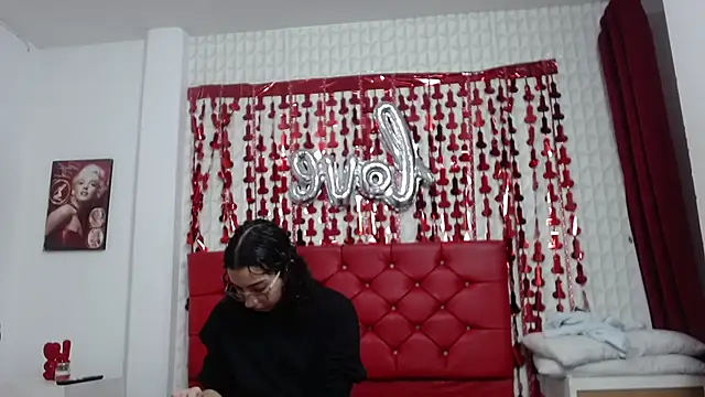 Roxy Lux online show from February 25, 2025, 1:21 pm