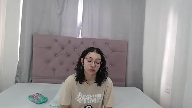 Roxy Lux online show from March 9, 2025, 2:32 pm