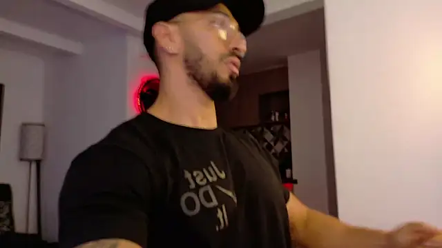 Snapshot of tony_muscle chatting on November 5, 2025, 10:46 pm tony muscle online show from November 5, 2025, 10:46 pm