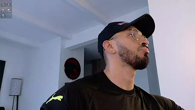 Snapshot of tony_muscle chatting on November 3, 2025, 10:02 pm tony muscle online show from November 3, 2025, 10:02 pm