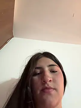 AhriCutte online show from February 17, 2025, 5:44 pm