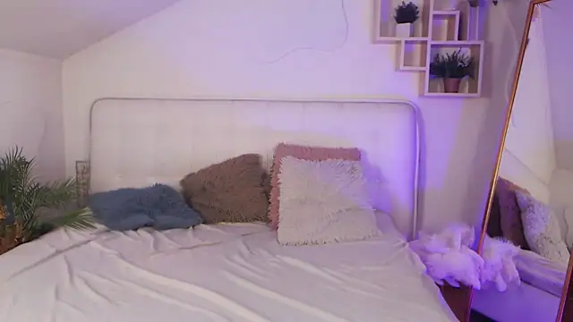 AuroraAksnesss online show from March 19, 2025, 6:12 pm