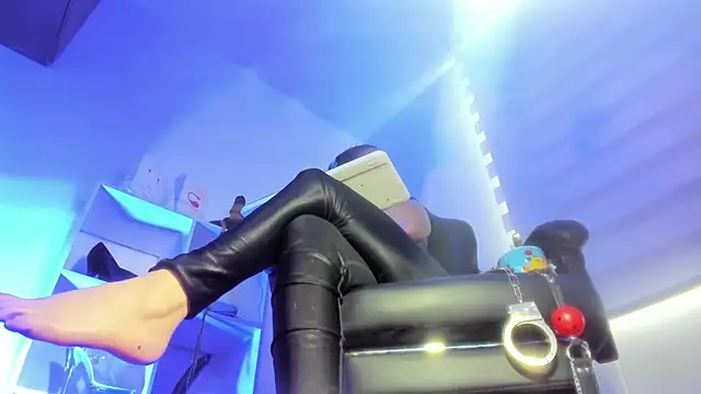 charlotte joliedart online show from November 18, 2025, 7:50 pm